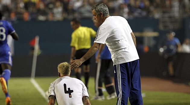 Mourinho hace un gesto carioso a Ramos durante el amistoso entre Real Madrid y Chelsea del pasado verano en Los ngeles / CHEMA REY - MARCA