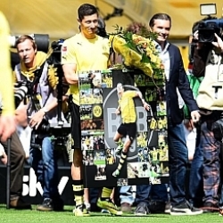 Lewandowski, homenajeado por el
Dortmund en su ltimo partido de local