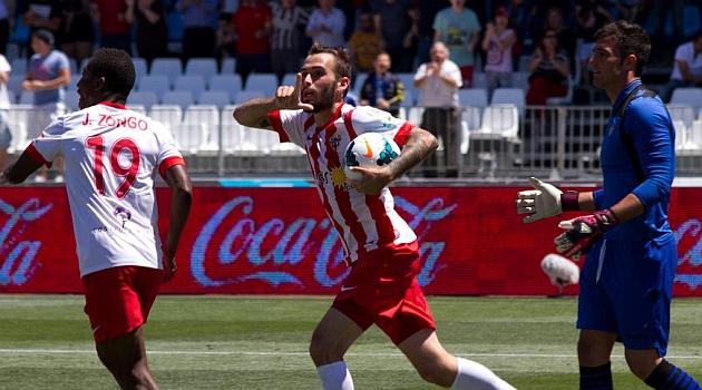 Aleix Vidal celebra el gol del empate al Betis. CURRO VALLEJO