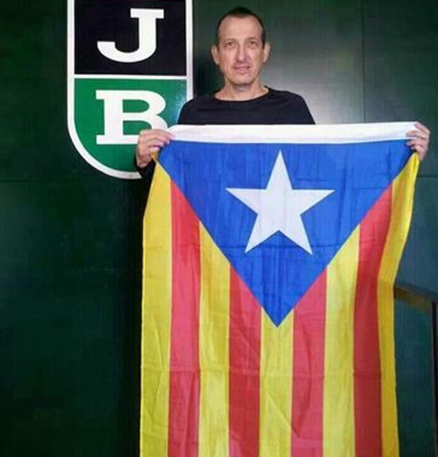 Salva Maldonado posando con la bandera independentista de Catalua. FOTO: @SeleccionsCAT