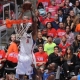 DeAndre Jordan, el bautizado por la NBA como 'Godzilla de los playoffs', rompe el aro Thunder