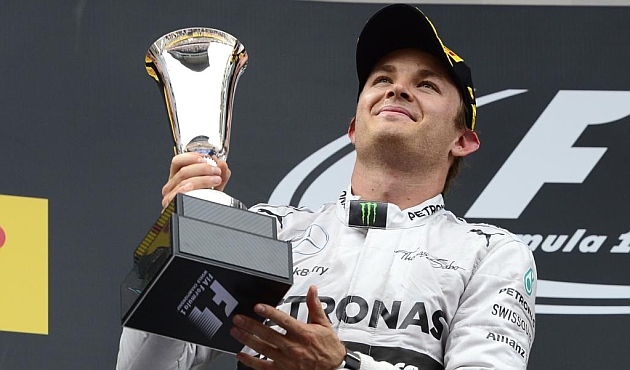 Rosberg con el trofeo de segundo clasificado en el GP de Espaa: Foto: AFP