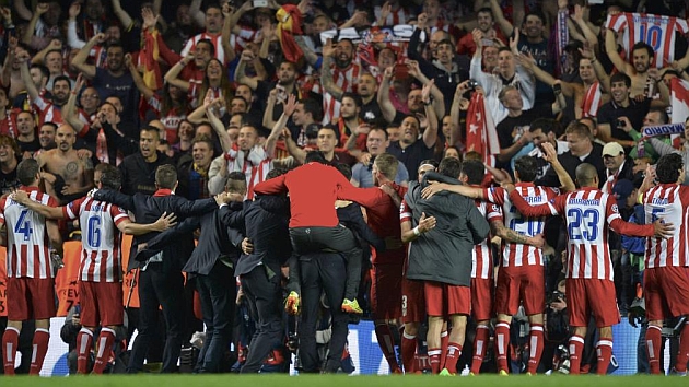 Los jugadores del Atlético celebran su pase a la final en Stamford Bridge. / REUTERS