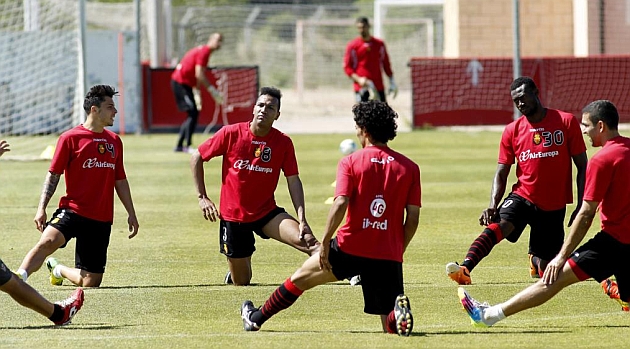 Los jugadores del Mallorca, estirando durante el entrenamiento de este jueves / Tooru Shimada (Marca)