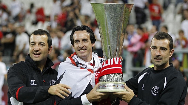 Emery y sus ayudantes posan con el trofeo de la Europa League. RAMN NAVARRO
