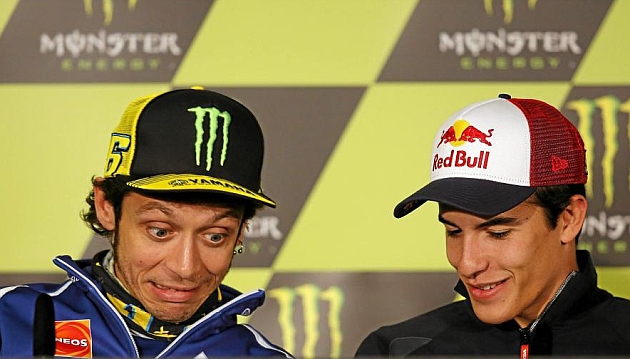 Marc y Rossi bromean en la rueda de prensa previa al GP de LeMans / Foto: Repsol Media