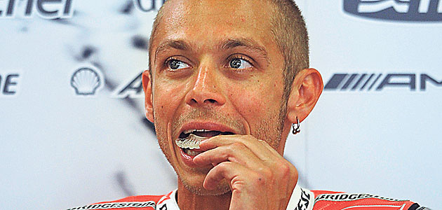 Valentino Rossi ha usado esa protección bucal desde hace muchos años Foto: AFP