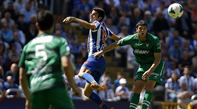 Juan Domnguez y Capa saltan por un baln durante el partido de Riazor / Amador Lorenzo (Marca)