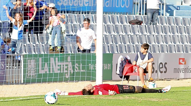 Falcn, desolado en el suelo en el partido de Sabadell / Joma (Marca)