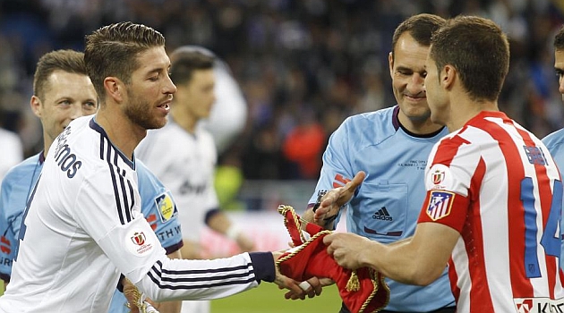 Sergio Ramos y Gabi se saludan antes de la final de Copa de 2013 / PABLO GARCÍA - MARCA