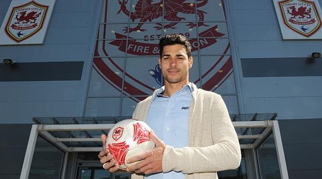 Javi Guerra ya luce
como jugador del Cardiff