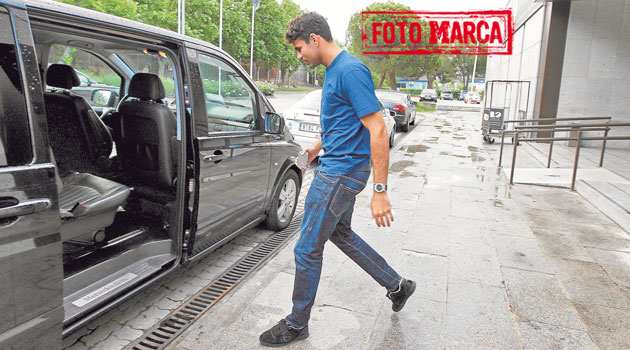 Diego Costa, saliendo ayer de la terminal ejecutiva del aeropuerto de Barajas / Foto: ngel Rivero
