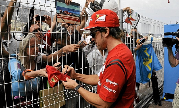 Alonso con los fans de Montecarlo / Foto: RV. RACINGPRESS