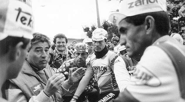 Alberto Gadea hablando con varios ciclistas antes de una etapa