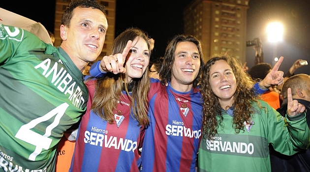 Aibarro y Jota celebran el ascenso con dos aficionadas / Josune Mnez. de Albeniz (Marca)
