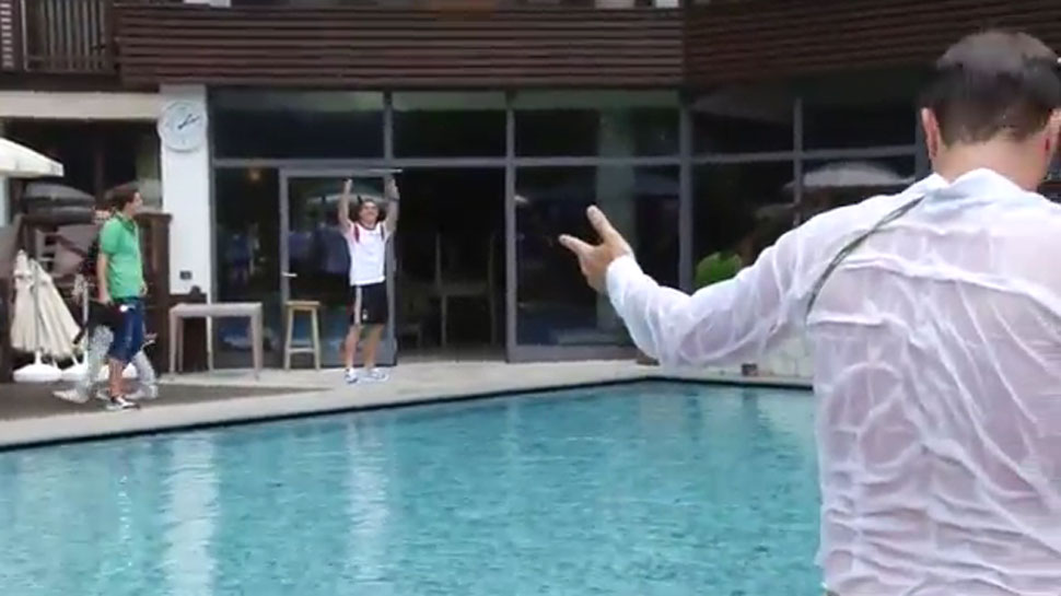 Podolski acaba una entrevista lanzando al reportero a la piscina