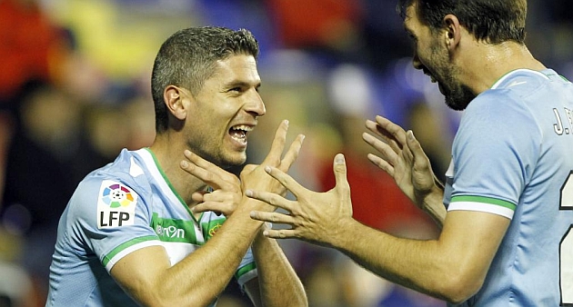 Salva celebra un gol con Jordi Figueras | Foto: Jos A. Sanz