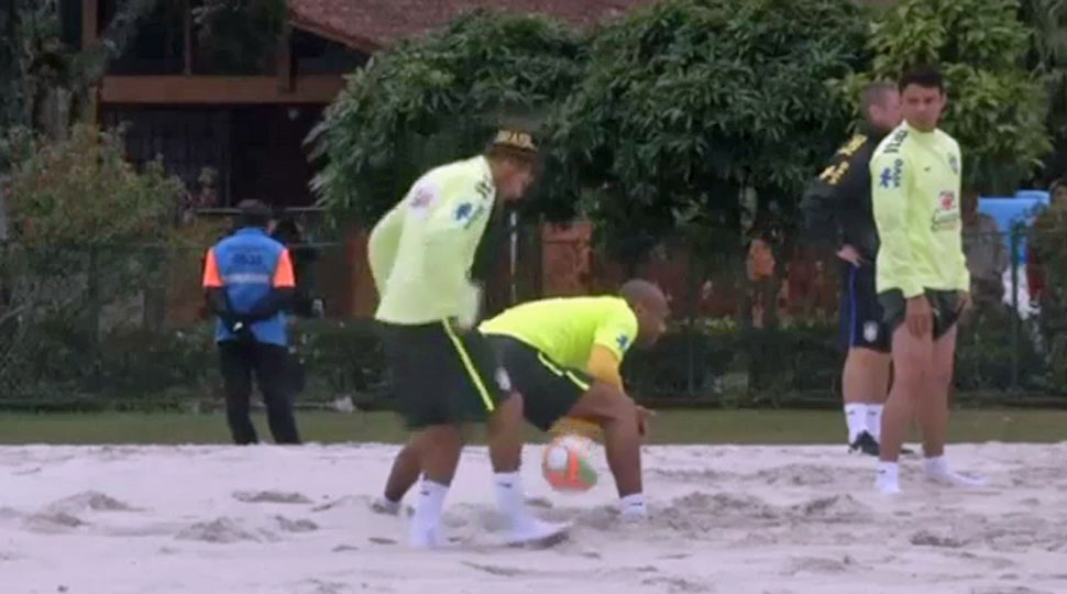 Neymar se recrea haciendo malabarismos sobre la arena