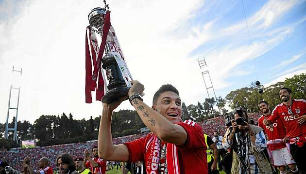 Guilherme Siqueira levanta el trofeo luso de campen de Copa / AFP
