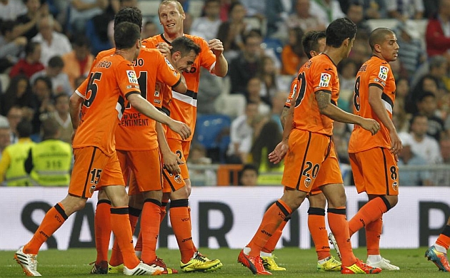 Los jugadores del Valencia celebran un gol en el Bernabu esta temporada.
