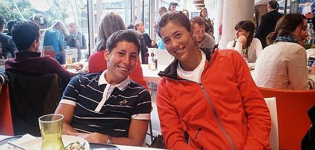 Carla Surez y Garbie Muguruza en el comedor de Roland Garros / RFET