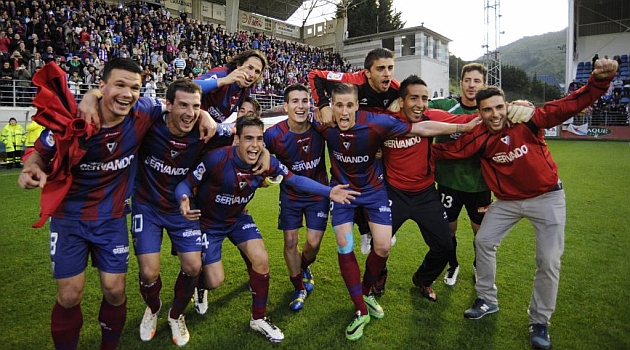 Los jugadores del Eibar celebran el ascenso el pasado fin de semana en Ipurua / Juan Echeverria (Marca)