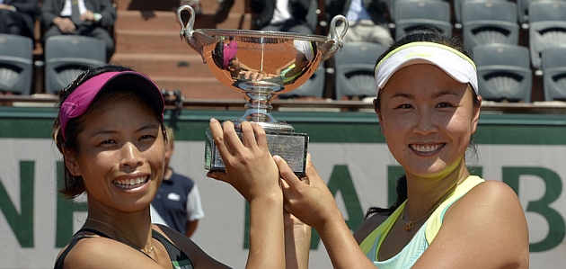 Shuai Peng y Su-Wei Hsieh posan con el trofeo de campeonas de Roland Garros / AFP