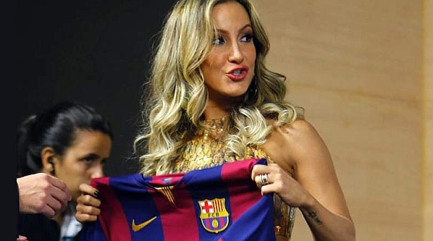 FIFA impide a Claudia Leitte
posar con la camiseta del Barcelona