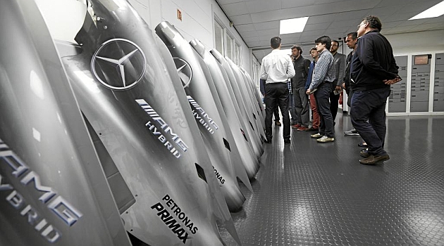 Varias tapas del motor de los actuales Mercedes en la fbrica de Brackley.