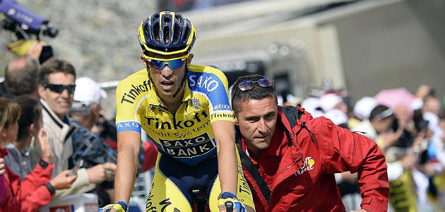Alberto Contador, asistido por un miembro de la organizacin en la meta de la sptima etapa. / Afp