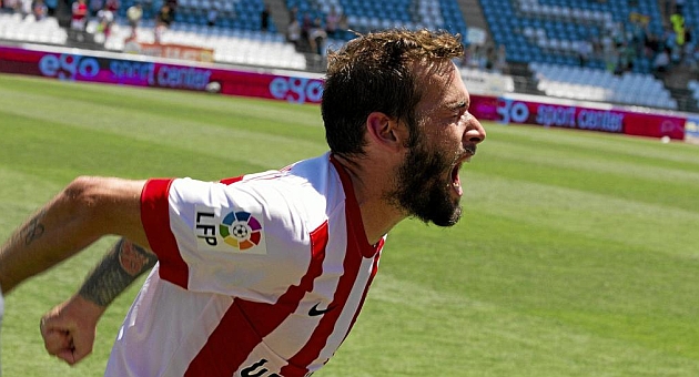 Vidal, celebrando un gol con el Almera | Foto: Curro Vallejo