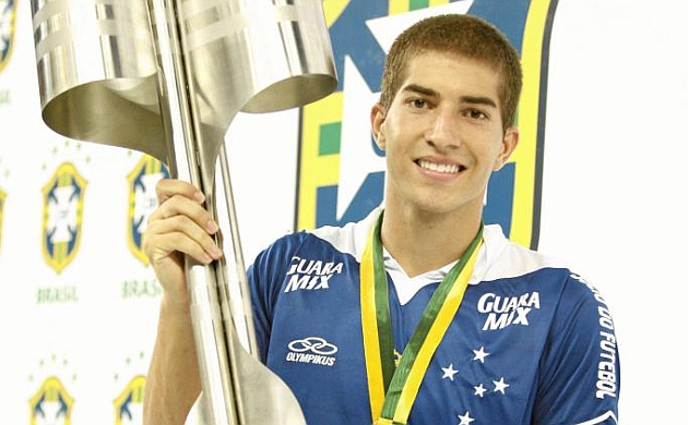 Lucas Silva levanta un trofeo