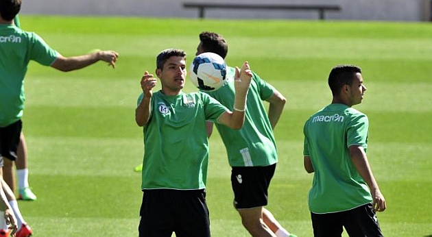 Salva Sevilla controla un baln en un entrenamiento del Betis. KIKO HURTADO
