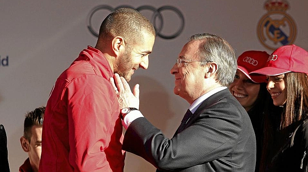 Florentino Prez saluda a Benzema en un acto de Audi / BEATRIZ GUZMN-MARCA