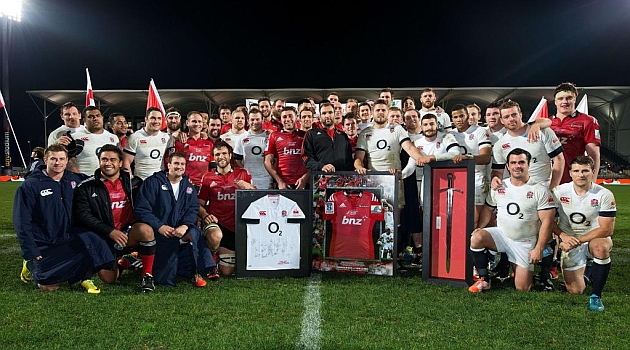 Los jugadores de Inglaterra y Canterbury Crusaders posaron juntos al final / AFP