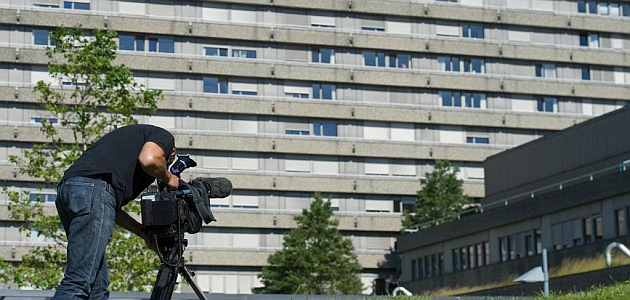 Un cmara graba la fachada del hospital de Lausana donde est ingresado Schumacher / AFP