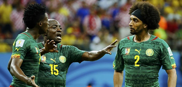 Dos jugadores de Camerún se pelean en pleno partido
