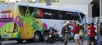 Un motorista se mete en dirección prohibida contra el autobús de Portugal