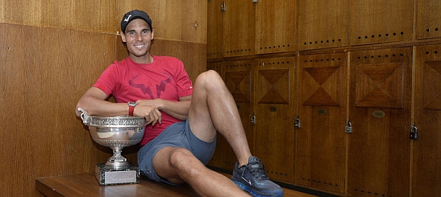 Nadal posa con el trofeo de Roland Garros en el vestuario / AFP