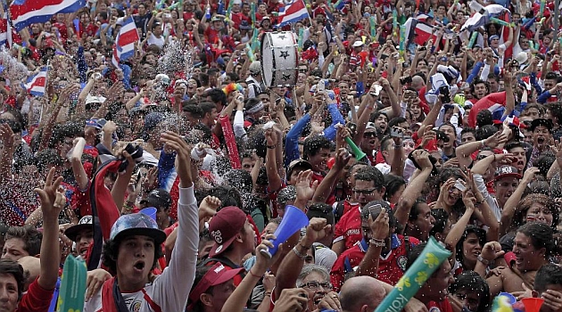Costa Rica se echa a la calle para celebrar su xito