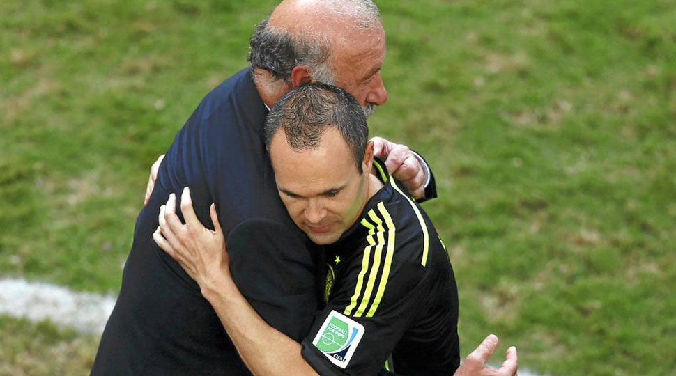 El abrazo de "respeto" de Iniesta a Del Bosque