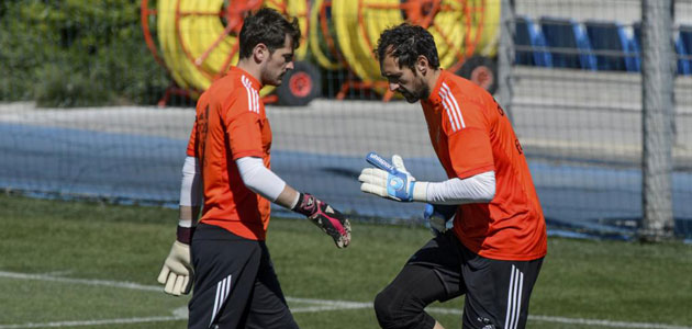 Casillas and Lpez battle on