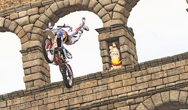 Dani Torres realizando saltos en el acueducto de Segovia