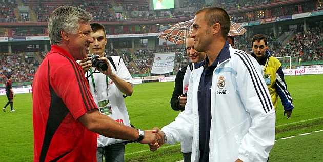 Carlo Ancelotti, como tcnico del Milan, y Fabio Cannavaro, siendo jugador del Real Madrid, se saludan durante un torneo de verano en 2007