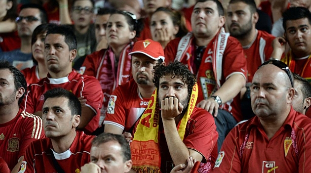 Los aficionados del Murcia, desolados tras la derrota ante el Crdoba / Juanchi Lpez (Marca)