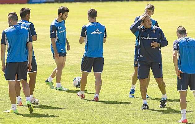 Vctor Muoz dirige un entrenamiento del Real Zaragoza. / Toni Galn