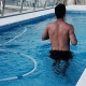 Thiago trabaja en la piscina