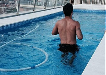 Thiago trabaja en la piscina