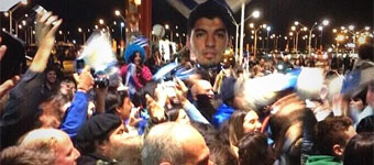 Cientos de uruguayos acuden
al aeropuerto a esperar a Luis Suárez
