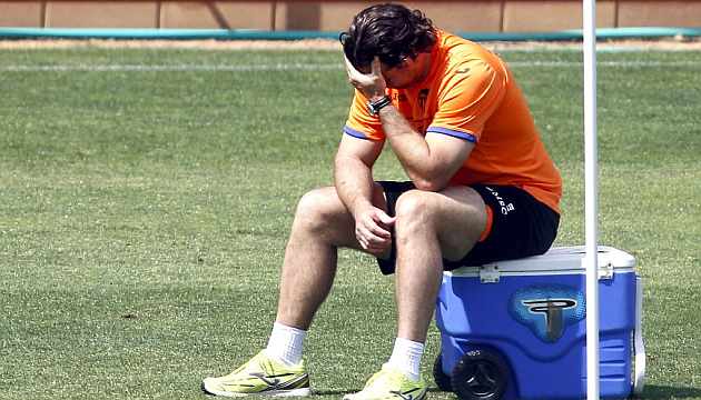 Juan Antonio Pizzi pensativo durante un entrenamiento del Valencia / Jos Antonio Sanz (MARCA)